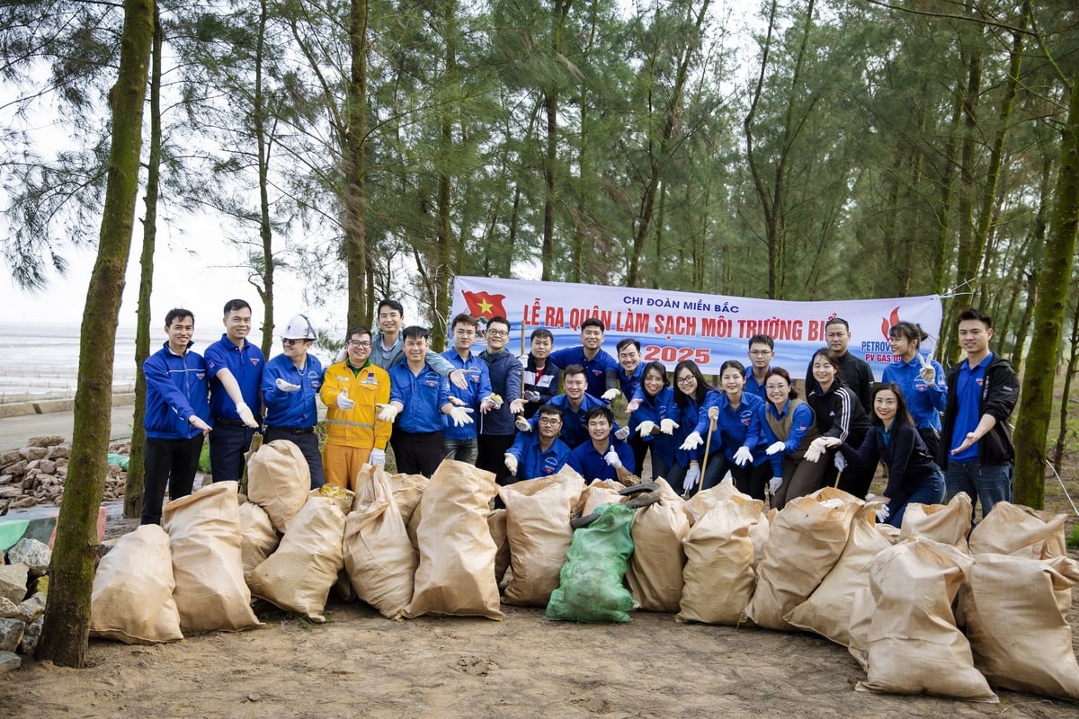 Tích cực tham gia nhiều chương trình bảo vệ biển, dọn dẹp rác thải và chất thải nhựa. Ảnh: PV GAS. Tích cực tham gia nhiều chương trình bảo vệ biển, dọn dẹp rác thải và chất thải nhựa. Ảnh: PV GAS.