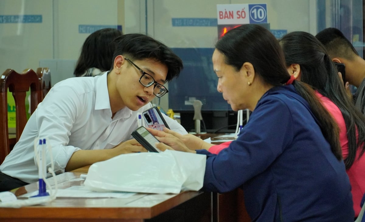 Hiệu quả của công tác tiếp nhận hồ sơ bảo hiểm thất nghiệp qua dịch vụ công tại Trung tâm Dịch vụ việc làm Vĩnh Phúc đạt mức cao. Ảnh: Minh Toàn. Hiệu quả của công tác tiếp nhận hồ sơ bảo hiểm thất nghiệp qua dịch vụ công tại Trung tâm Dịch vụ việc làm Vĩnh Phúc đạt mức cao. Ảnh: Minh Toàn.