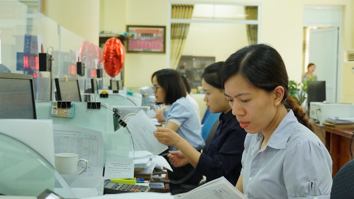 Cán bộ Trung tâm Dịch vụ việc làm Vĩnh Phúc rà soát hồ sơ bảo hiểm thất nghiệp để đảm bảo quyền lợi cho người lao động. Ảnh: Minh Toàn. Cán bộ Trung tâm Dịch vụ việc làm Vĩnh Phúc rà soát hồ sơ bảo hiểm thất nghiệp để đảm bảo quyền lợi cho người lao động. Ảnh: Minh Toàn.