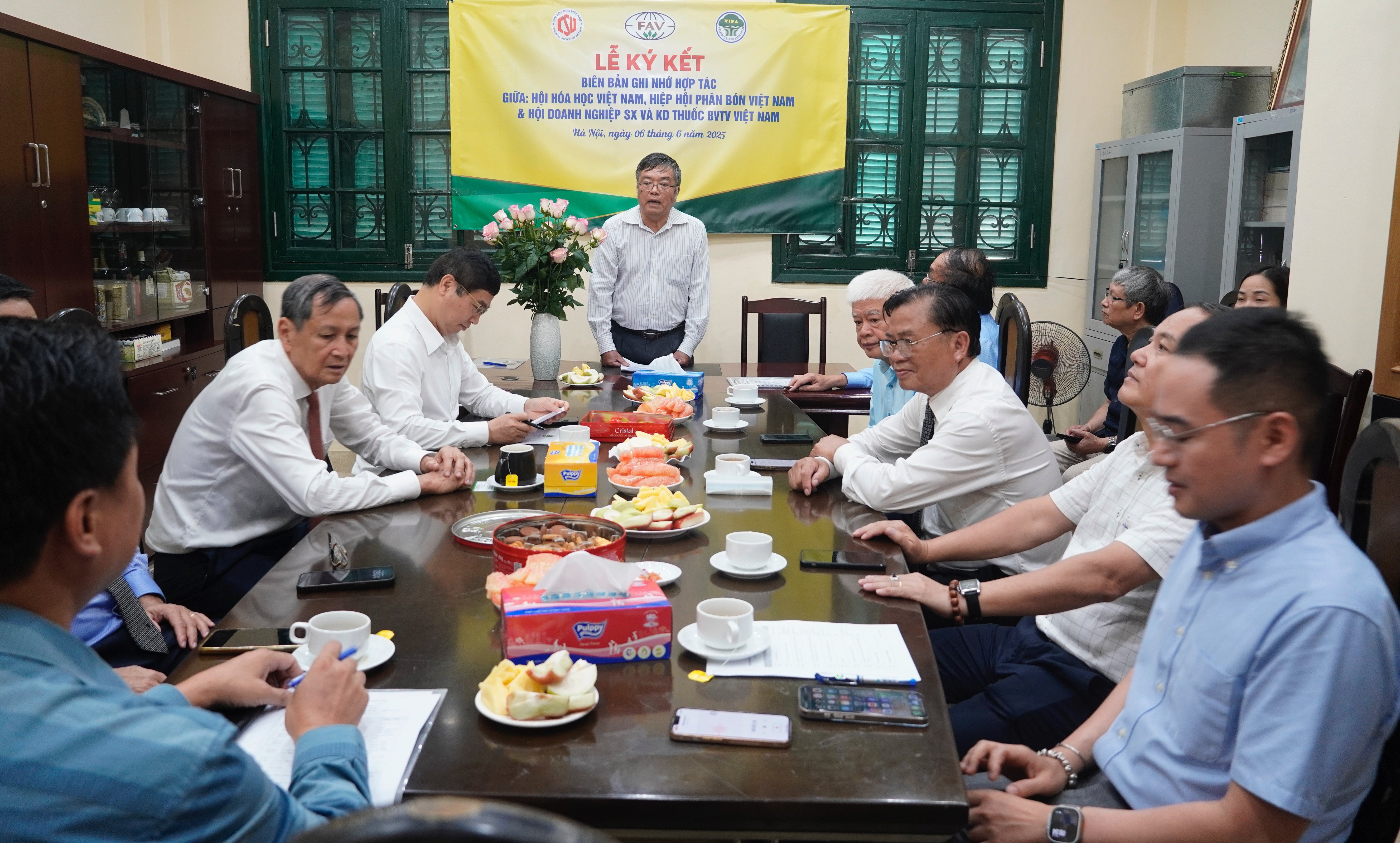 Toàn cảnh Lễ ký kết Biên bản ghi nhớ hợp tác giữa ba hiệp hội lĩnh vực hóa chất - phân bón - thuốc BVTV. Ảnh: Hồng Thắm. Toàn cảnh Lễ ký kết Biên bản ghi nhớ hợp tác giữa ba hiệp hội lĩnh vực hóa chất - phân bón - thuốc BVTV. Ảnh: Hồng Thắm.