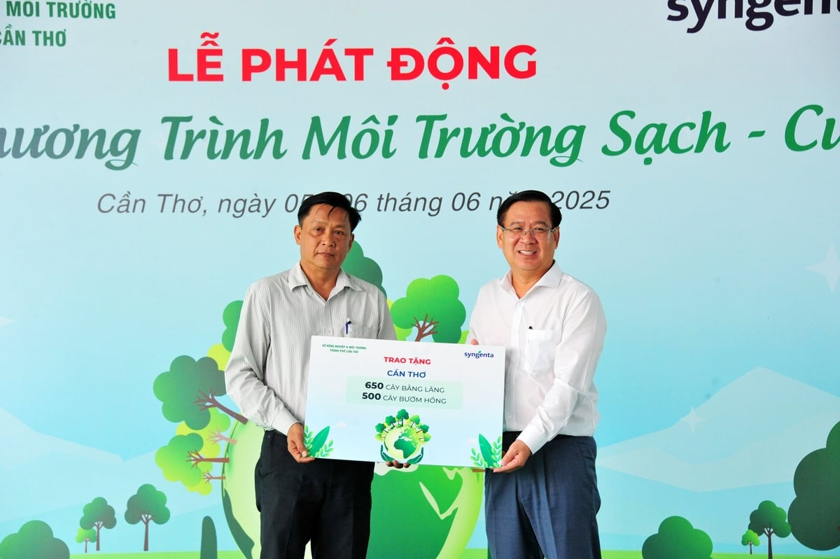 Công ty TNHH Syngenta Việt Nam trao tặng trồng cây xanh tại các tuyến đường nông thôn ở huyện Phong Điền, TP Cần Thơ. Ảnh: Lê Hoàng Vũ. Công ty TNHH Syngenta Việt Nam trao tặng trồng cây xanh tại các tuyến đường nông thôn ở huyện Phong Điền, TP Cần Thơ. Ảnh: Lê Hoàng Vũ.