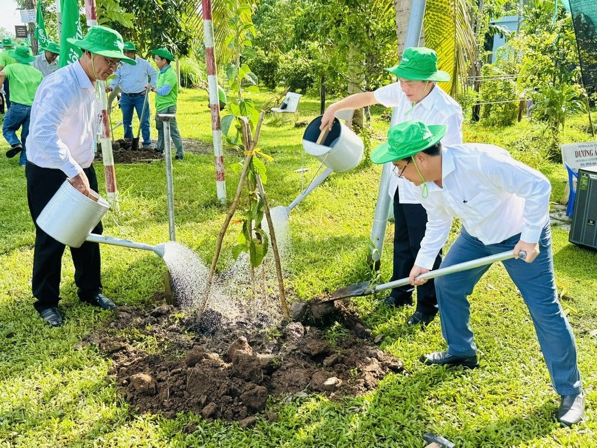 Lãnh đạo UBND TP Cần Thơ và Syngenta Việt Nam thực hiện trồng cây xanh trên tuyến đường nông thôn tại huyện Phong Điền. Ảnh: Lê Hoàng Vũ. Lãnh đạo UBND TP Cần Thơ và Syngenta Việt Nam thực hiện trồng cây xanh trên tuyến đường nông thôn tại huyện Phong Điền. Ảnh: Lê Hoàng Vũ.