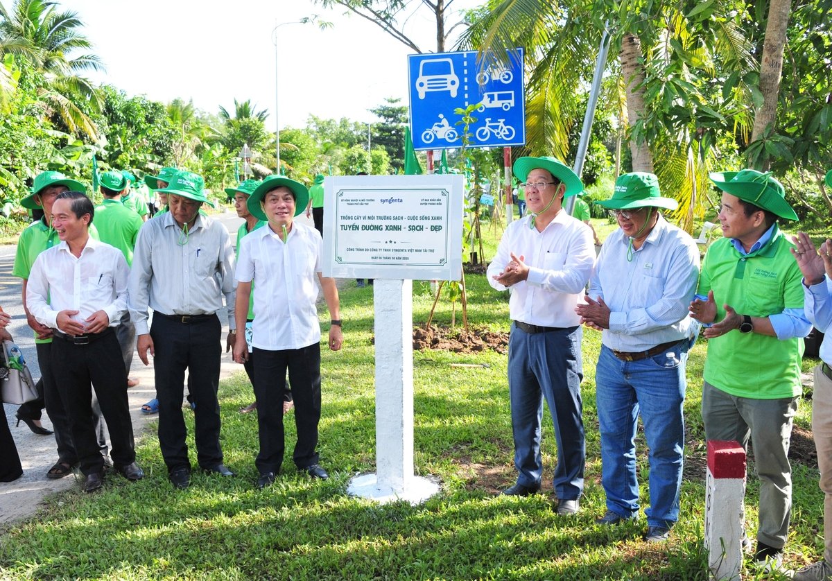 Công ty Syngenta Việt Nam cùng TP Cần Thơ còn triển khai trồng cây xanh trên tuyến đường xanh – sạch – đẹp tại huyện Phong Điền. Ảnh: Lê Hoàng Vũ. Công ty Syngenta Việt Nam cùng TP Cần Thơ còn triển khai trồng cây xanh trên tuyến đường xanh – sạch – đẹp tại huyện Phong Điền. Ảnh: Lê Hoàng Vũ.