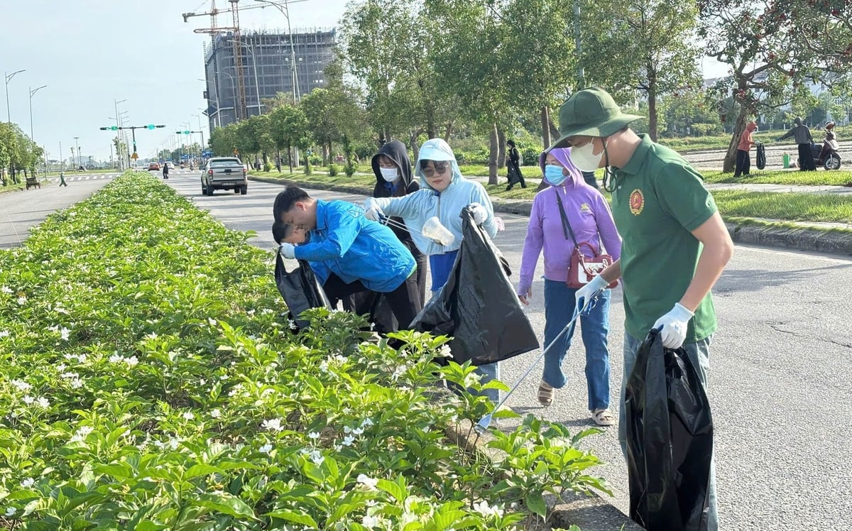 Cứ mỗi cuối tuần, người dân TP Huế tích cực dọn dẹp rác thải, chăm sóc, trồng mới lại đường hoa và cây cảnh… Ảnh: Văn Dinh. Cứ mỗi cuối tuần, người dân TP Huế tích cực dọn dẹp rác thải, chăm sóc, trồng mới lại đường hoa và cây cảnh… Ảnh: Văn Dinh.