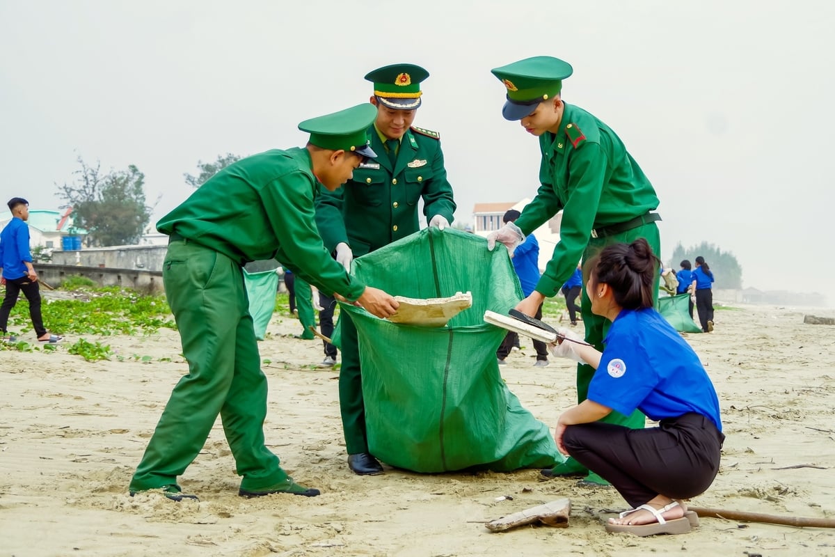 Phong trào Ngày Chủ nhật xanh ở TP Huế lan tỏa đến tất cả các tầng lớp, với đa dạng hình thức, cách làm để bảo vệ môi trường. Ảnh: Văn Dinh. Phong trào Ngày Chủ nhật xanh ở TP Huế lan tỏa đến tất cả các tầng lớp, với đa dạng hình thức, cách làm để bảo vệ môi trường. Ảnh: Văn Dinh.