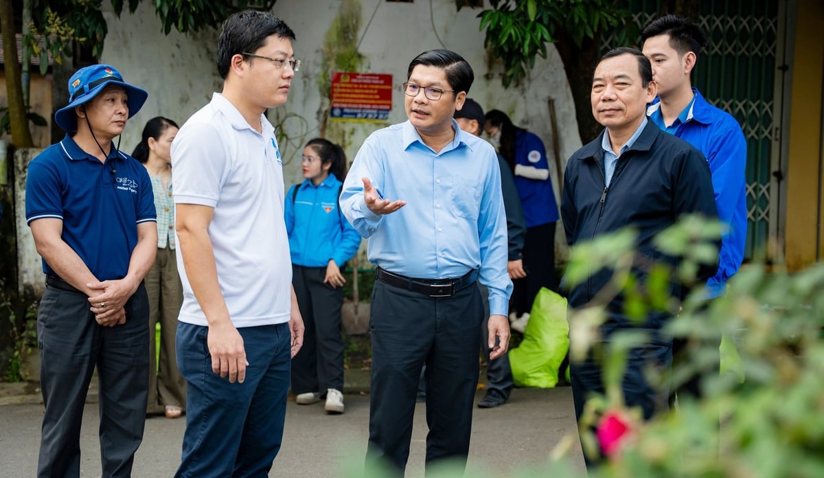 Lãnh đạo TP Huế kiểm tra phong trào Ngày Chủ nhật xanh. Ảnh: Văn Dinh. Lãnh đạo TP Huế kiểm tra phong trào Ngày Chủ nhật xanh. Ảnh: Văn Dinh.