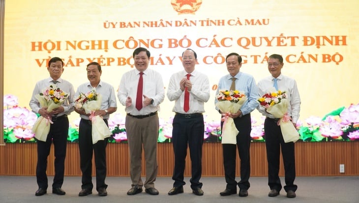 Một số lãnh đạo tỉnh Cà Mau nhận quyết định nghỉ việc theo Nghị định 178 để sắp xếp cán bộ. Ảnh: Trọng Linh. Một số lãnh đạo tỉnh Cà Mau nhận quyết định nghỉ việc theo Nghị định 178 để sắp xếp cán bộ. Ảnh: Trọng Linh.