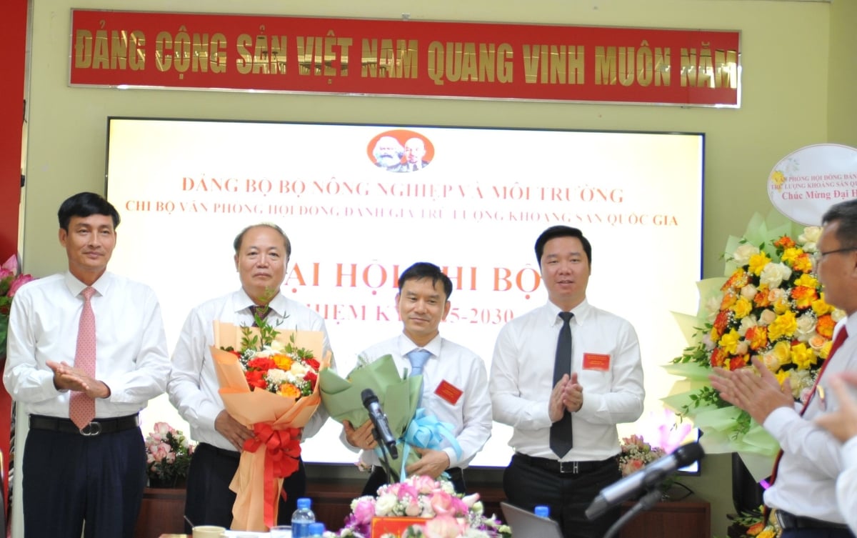 Ủy viên Ban Thường vụ Đảng ủy, Thứ trưởng Bộ Nông nghiệp và Môi trường Trần Quý Kiên và đồng chí Nguyễn Quang Huy - Phó Trưởng ban Tổ chức, Đảng uỷ Bộ Nông nghiệp và Môi trường chúc mừng Ban Chấp hành Chi ủy Văn phòng Hội đồng đánh giá trữ lượng khoáng sản quốc gia nhiệm kỳ 2025-2030. Ảnh: Mai Đan.