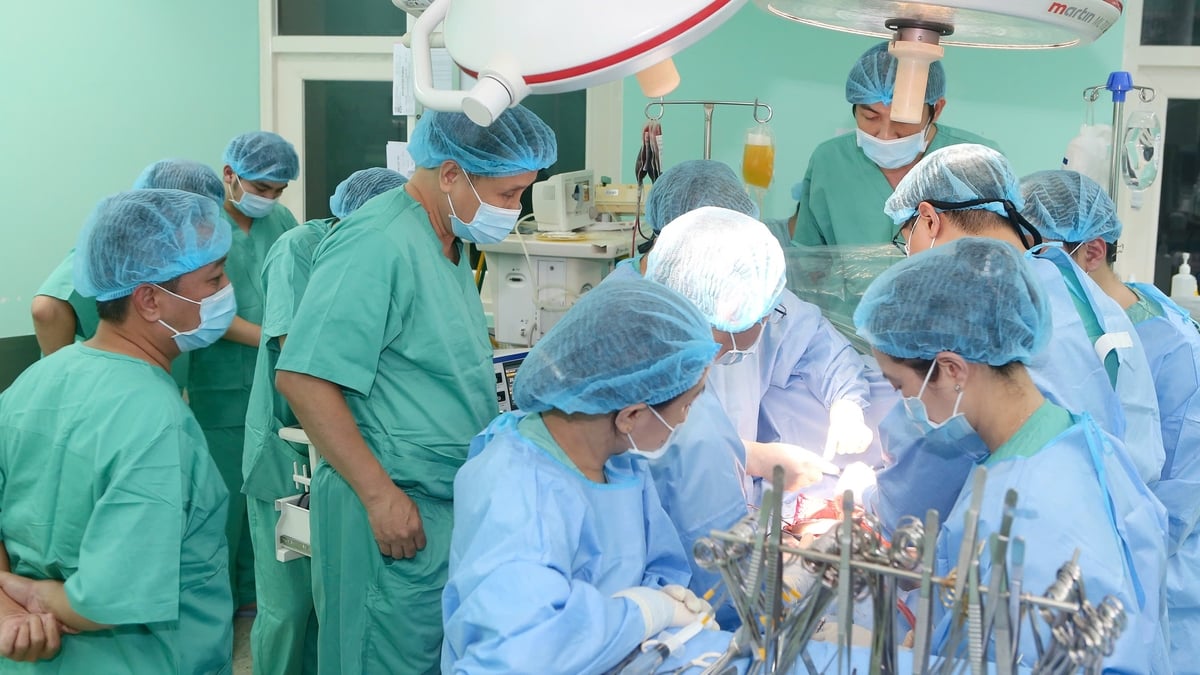 Các bác sĩ ở Bệnh viện Trung ương Huế ghép gan thành công cho cháu bé 15 tháng tuổi. Ảnh: BVTW Huế. Các bác sĩ ở Bệnh viện Trung ương Huế ghép gan thành công cho cháu bé 15 tháng tuổi. Ảnh: BVTW Huế.