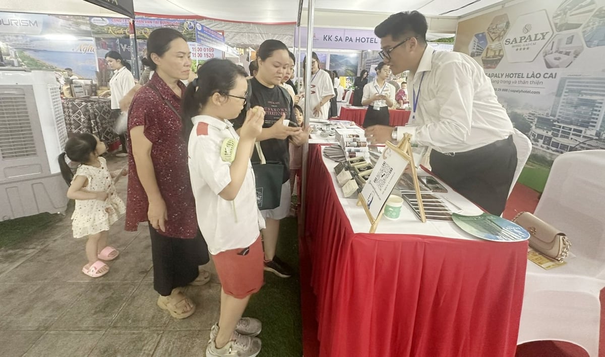 Các doanh nghiệp lữ hành giới thiệu sản phẩm du lịch của mình tới khách hàng tại Hội chợ Du lịch Quốc tế Lào Cai 2025. Ảnh: Bích Hợp. Các doanh nghiệp lữ hành giới thiệu sản phẩm du lịch của mình tới khách hàng tại Hội chợ Du lịch Quốc tế Lào Cai 2025. Ảnh: Bích Hợp.