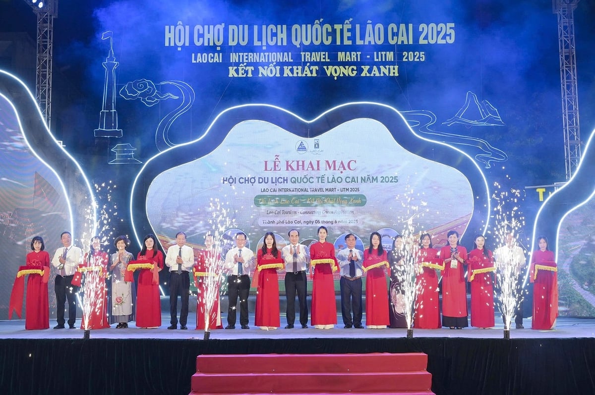 Tối 5/6, UBND tỉnh Lào Cai long trọng tổ chức khai mạc Hội chợ Du lịch Quốc tế Lào Cai 2025 với chủ đề 'Du lịch Lào Cai - Kết nối khát vọng xanh'. Ảnh: Bích Hợp. Tối 5/6, UBND tỉnh Lào Cai long trọng tổ chức khai mạc Hội chợ Du lịch Quốc tế Lào Cai 2025 với chủ đề 'Du lịch Lào Cai - Kết nối khát vọng xanh'. Ảnh: Bích Hợp.