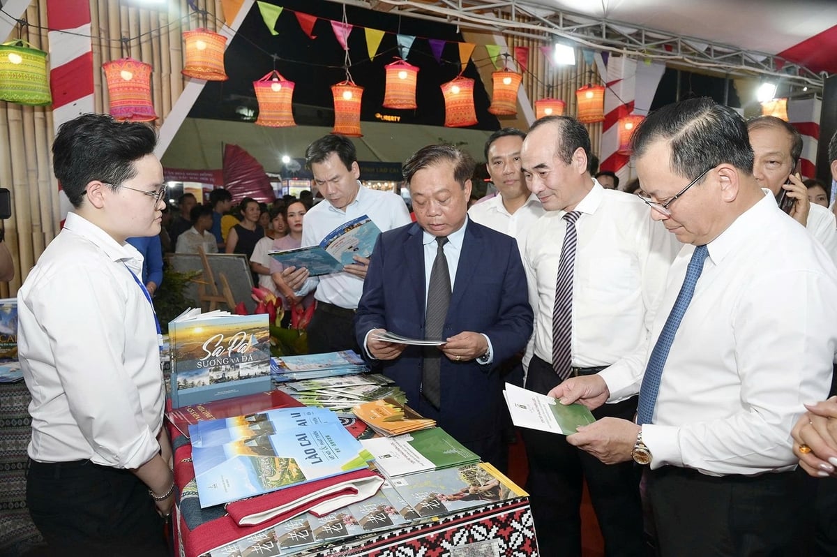 Các đại biểu tham quan các gian hàng tại Hội chợ Du lịch Quốc tế Lào Cai 2025. Ảnh: Bích Hợp. Các đại biểu tham quan các gian hàng tại Hội chợ Du lịch Quốc tế Lào Cai 2025. Ảnh: Bích Hợp.