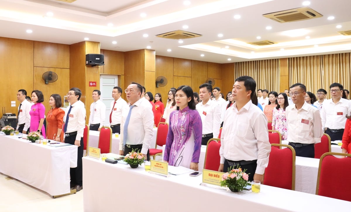 Đồng chí Ngô Hồng Giang, Phó Bí thư chuyên trách Đảng ủy Bộ Nông nghiệp và Môi trường (NN-MT) dự và chỉ đạo Đại hội. Tham dự Đại hội có đồng chí Nguyễn Thị Yến, Phó Chánh Văn phòng Đảng ủy Bộ; đồng chí Nguyễn Ngọc Chiến, Phó Chủ nhiệm thường trực Ủy ban Kiểm tra Đảng ủy Bộ; cùng toàn thể đảng viên Đảng bộ Viện Khoa học Đo đạc và Bản đồ. Ảnh: Nguyễn Thủy.