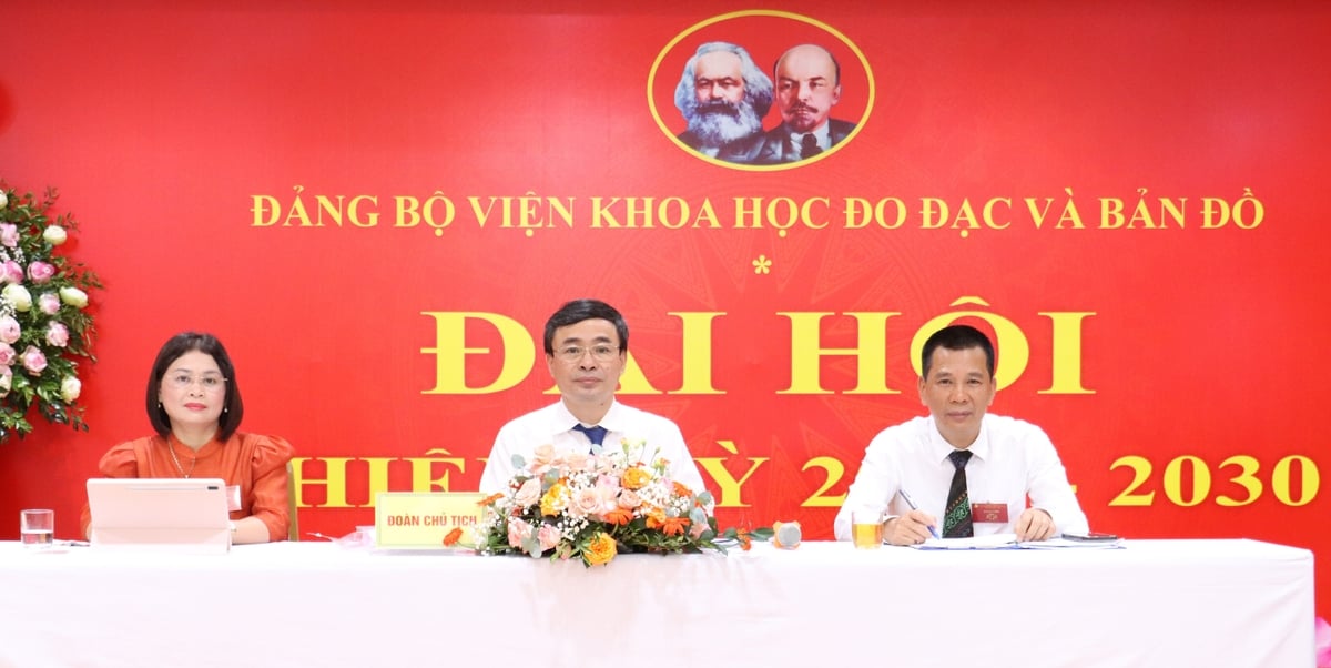 Đoàn Chủ tịch điều hành Đại hội Đảng bộ Viện Khoa học Đo đạc và Bản đồ, nhiệm kỳ 2025 - 2030. Ảnh: Nguyễn Thủy.