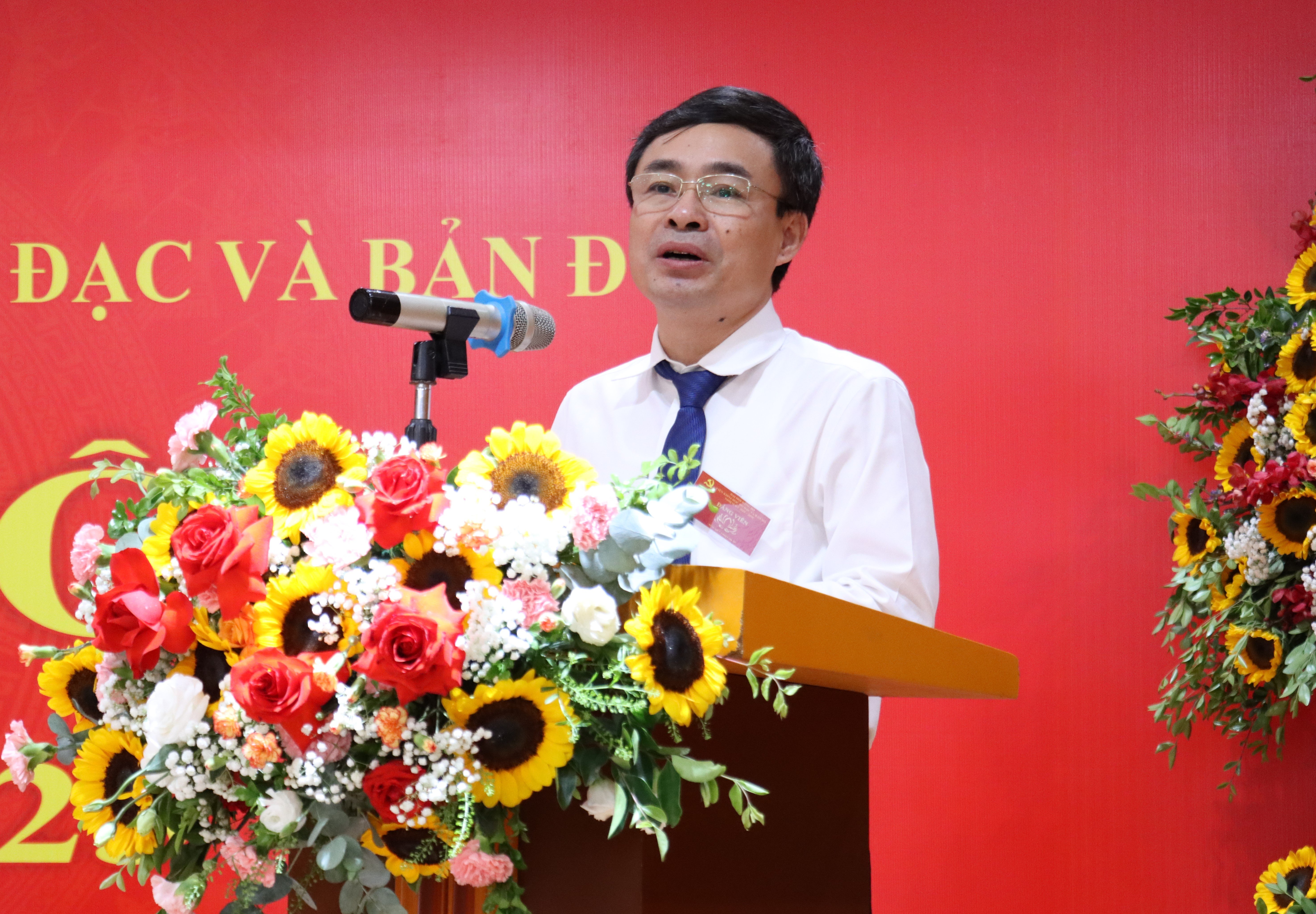 Đồng chí Nguyễn Phi Sơn, Bí thư Đảng ủy, Viện trưởng Viện Khoa học Đo đạc và Bản đồ cho biết, nhiệm kỳ 2025-2030, Đảng bộ Viện tiếp tục tập trung thực hiện tốt nhiệm vụ nghiên cứu khoa học, công nghệ, ứng dụng công nghệ trong phát triển của ngành NN-MT và của đất nước. Ảnh: Nguyễn Thủy.