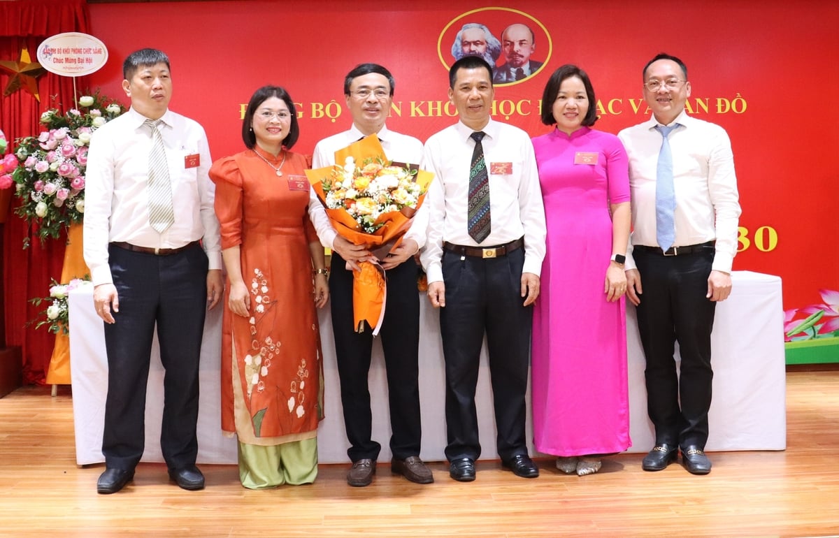 Đồng chí Ngô Hồng Giang tặng hoa, chúc mừng BCH Đảng ủy Viện Khoa học Đo đạc và Bản đồ, nhiệm kỳ 2025-2030. Ảnh: Nguyễn Thủy.