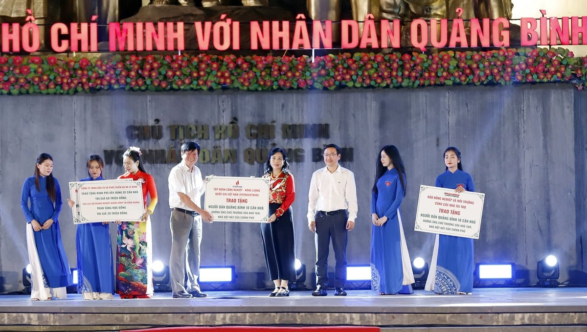 Tổng Biên tập Báo Nông nghiệp và Môi trường Nguyễn Ngọc Thạch đại diện trao tặng cho ngư dân Quảng Bình. Ảnh: Khương Trung. Tổng Biên tập Báo Nông nghiệp và Môi trường Nguyễn Ngọc Thạch đại diện trao tặng cho ngư dân Quảng Bình. Ảnh: Khương Trung.