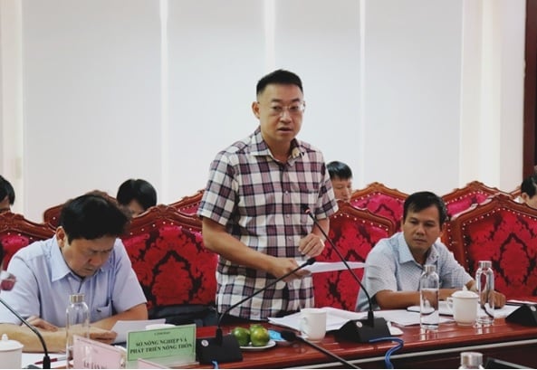 Ông Lữ Ngọc Lâm (đứng) được đánh giá là cán bộ có năng lực, được đào tạo bài bản và có kinh nghiệm thực tế phong phú. Ảnh: Mỹ Luận.