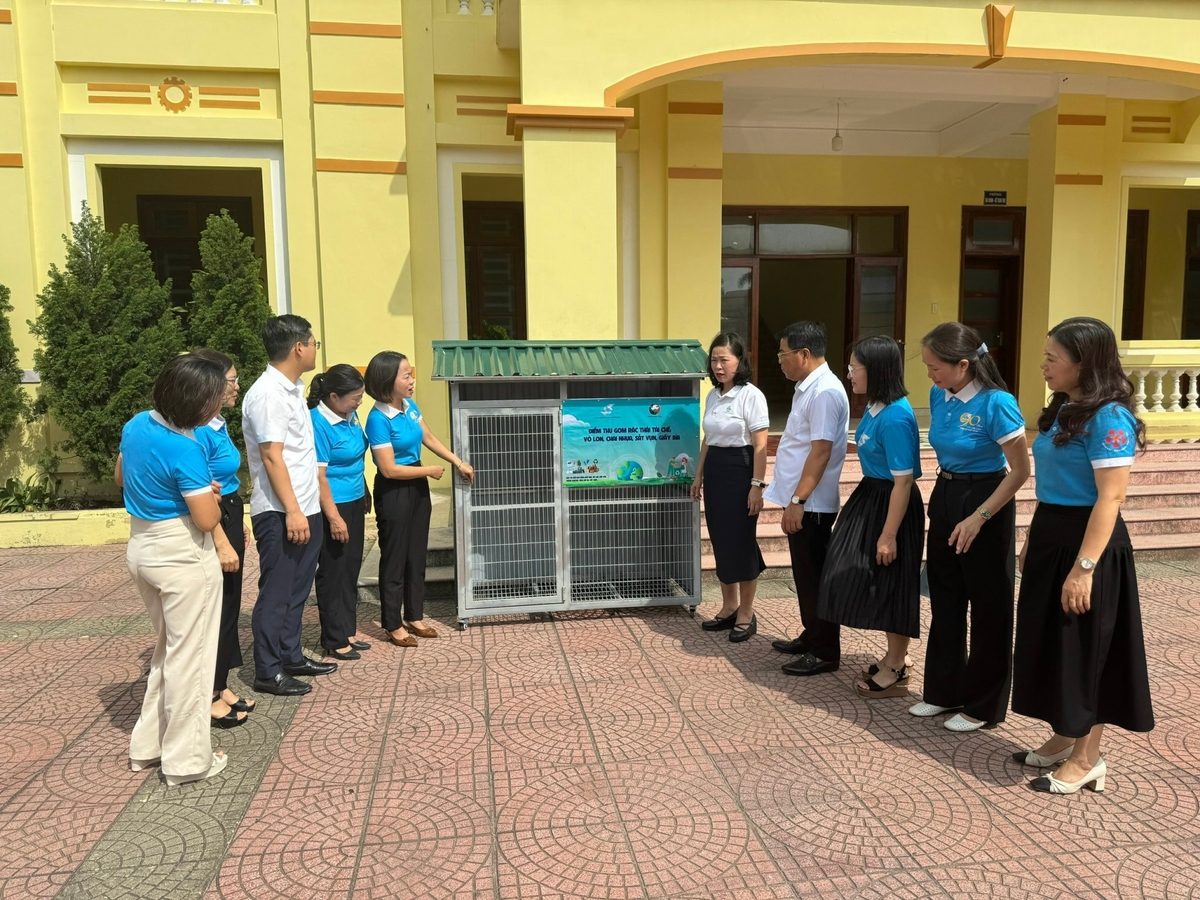 Lãnh đạo Hội Liên hiệp Phụ nữ thành phố Hải Phòng và quận Đồ Sơn tặng 'Ngôi nhà xanh' cho hội viên phụ nữ quận Đồ Sơn. Ảnh: Cẩm Nhung. Lãnh đạo Hội Liên hiệp Phụ nữ thành phố Hải Phòng và quận Đồ Sơn tặng 'Ngôi nhà xanh' cho hội viên phụ nữ quận Đồ Sơn. Ảnh: Cẩm Nhung.