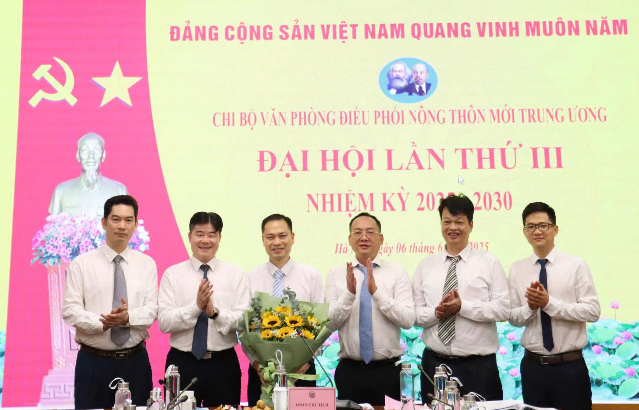 Đồng chí Ngô Hồng Giang tặng hoa, chúc mừng BCH Chi ủy Văn phòng Nông thôn mới Trung ương, nhiệm kỳ 2025-2030. Ảnh: Nguyễn Thủy. Đồng chí Ngô Hồng Giang tặng hoa, chúc mừng BCH Chi ủy Văn phòng Nông thôn mới Trung ương, nhiệm kỳ 2025-2030. Ảnh: Nguyễn Thủy.