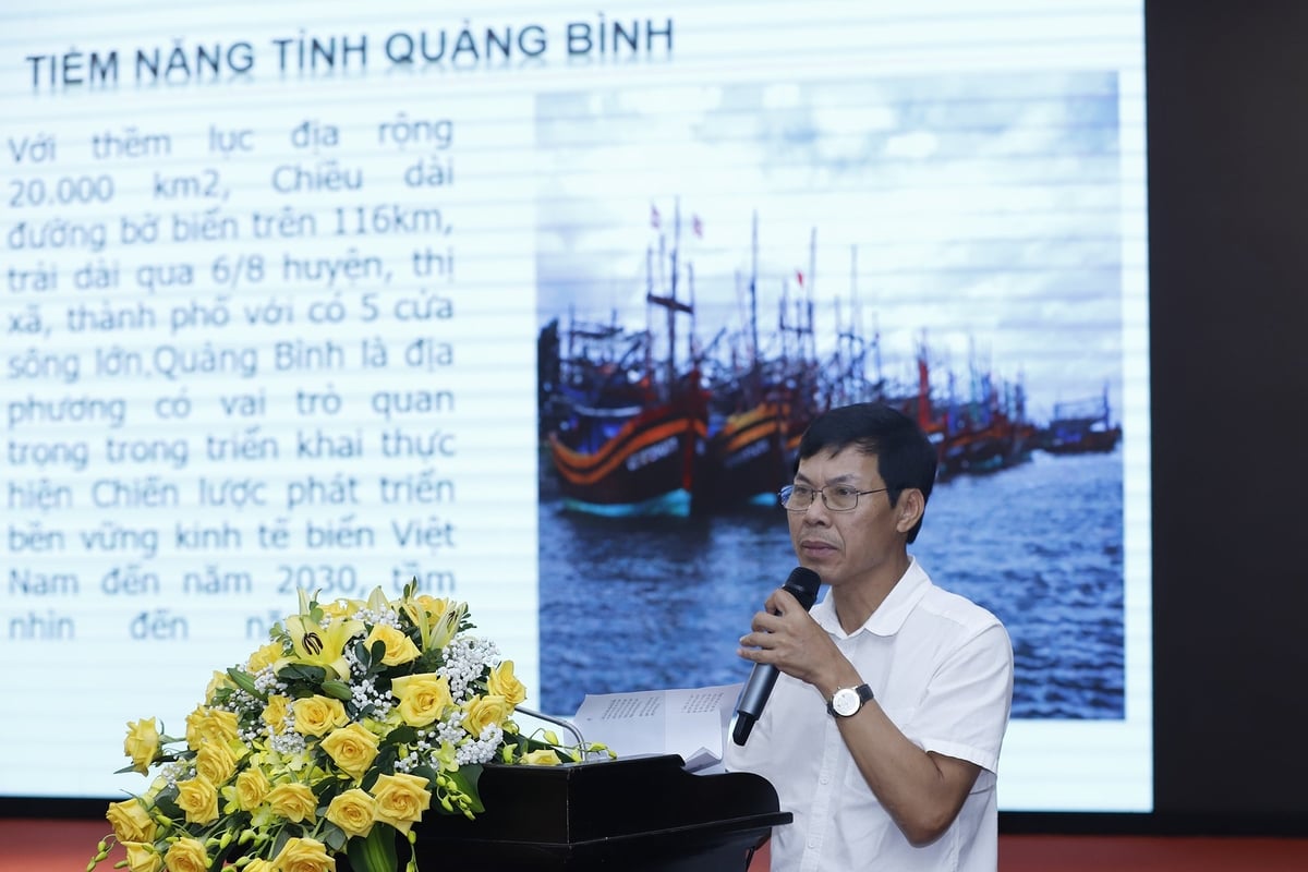 Ông Phan Xuân Hào, Phó Giám đốc Sở Nông nghiệp và Môi trường tỉnh Quảng Bình trình bày về tiềm năng kinh tế biển của tỉnh. Ảnh: Khương Trung.