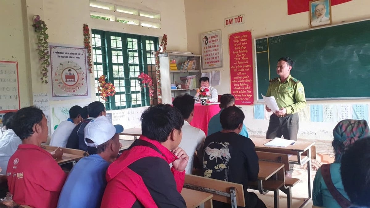 Lực lượng kiểm lâm tuyên truyền công tác bảo vệ rừng tới người dân. Ảnh: Đức Tuấn. Lực lượng kiểm lâm tuyên truyền công tác bảo vệ rừng tới người dân. Ảnh: Đức Tuấn.
