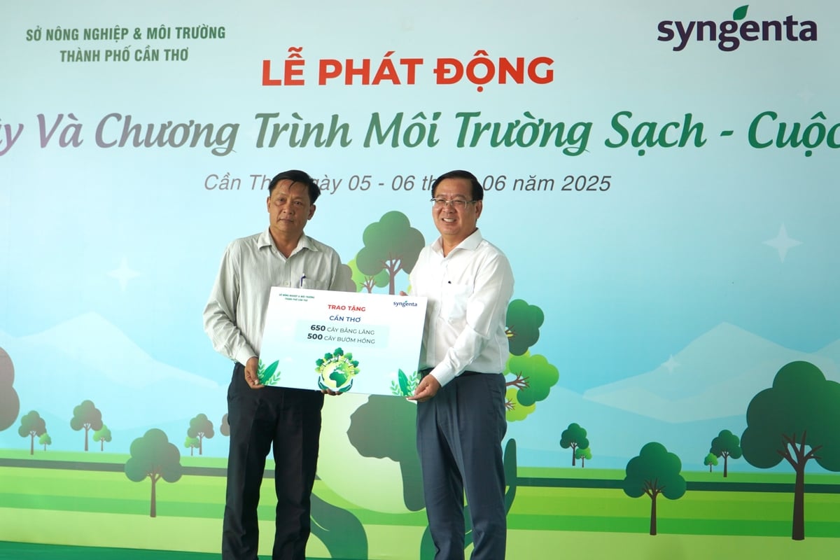 Ông Trần Thanh Vũ - Tổng Giám đốc Syngenta Việt Nam trao tặng bảng tượng trưng hỗ trợ cây xanh cho huyện Phong Điền (TP Cần Thơ). Ảnh: Kim Anh.