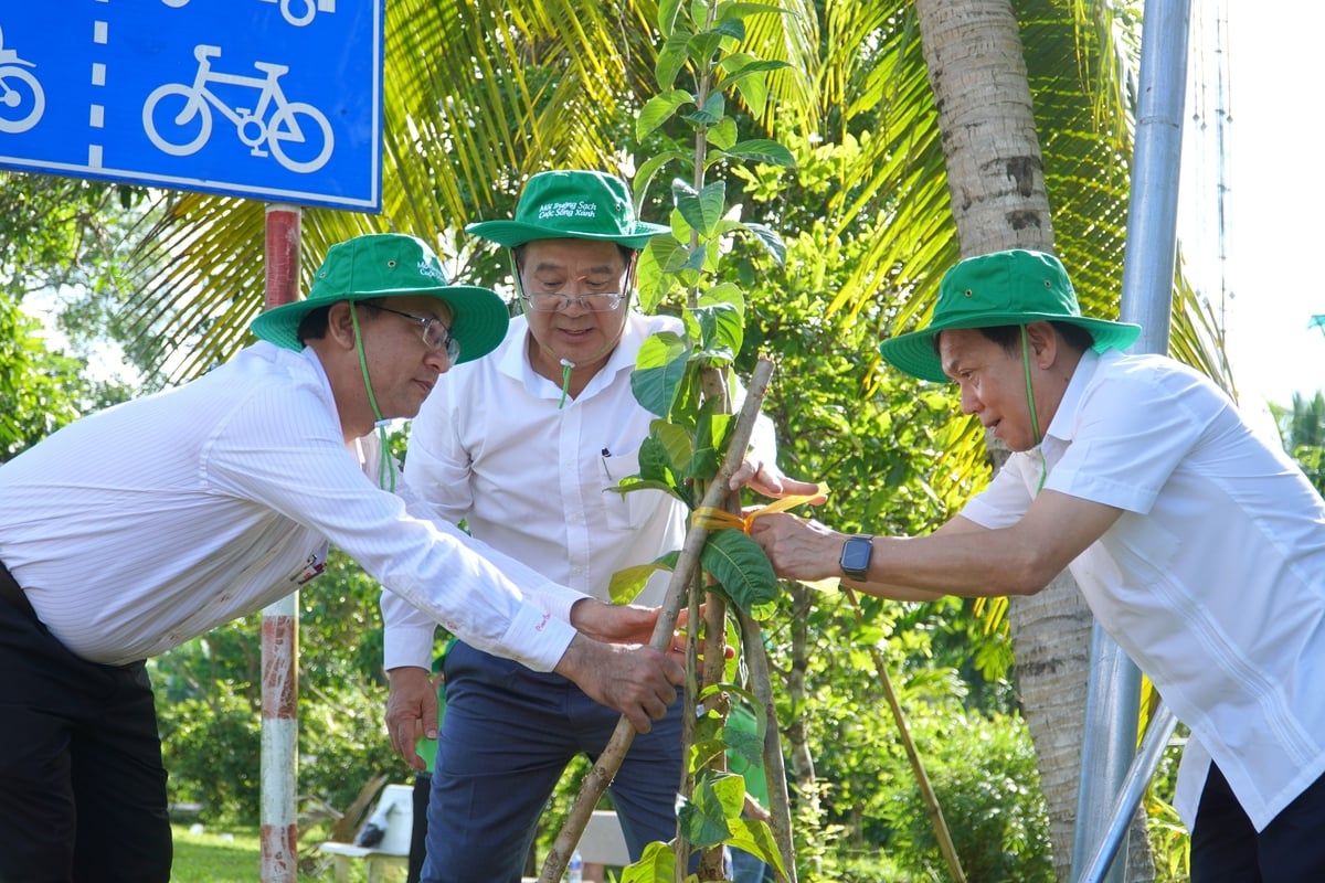 Lãnh đạo TP Cần Thơ và Syngenta Việt Nam tham gia trồng cây tạo cảnh quan nông thôn ở huyện Phong Điền. Ảnh: Kim Anh.