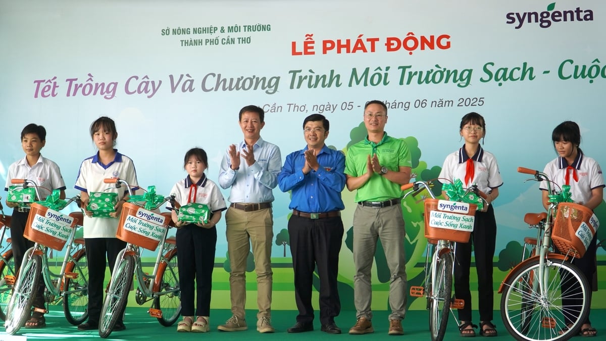 Đơn vị tổ chức tặng quà cho các em học sinh có hoàn cảnh khó khăn. Ảnh: Kim Anh.