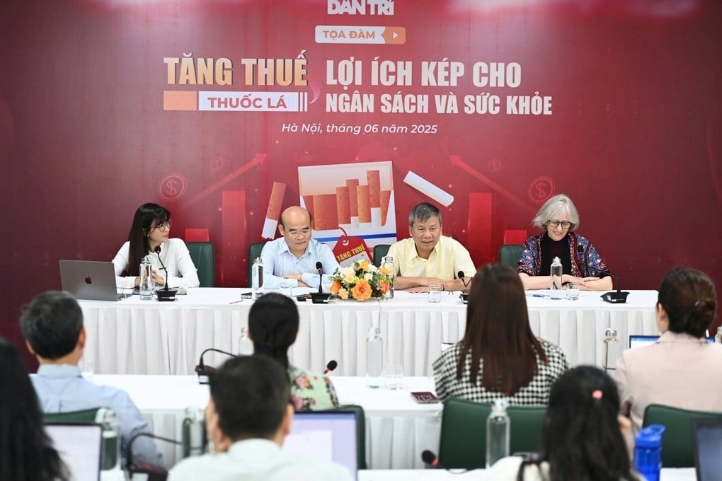 Tại tọa đàm 'Tăng thuế thuốc lá – Lợi ích kép cho ngân sách và sức khỏe', do Báo Dân trí tổ chức ngày 5/6, các chuyên gia đã nhấn mạnh quan điểm cần tăng thuế tiêu thụ đặc biệt với thuốc lá ở mức đủ mạnh. Ảnh: Hải Long. Tại tọa đàm 'Tăng thuế thuốc lá – Lợi ích kép cho ngân sách và sức khỏe', do Báo Dân trí tổ chức ngày 5/6, các chuyên gia đã nhấn mạnh quan điểm cần tăng thuế tiêu thụ đặc biệt với thuốc lá ở mức đủ mạnh. Ảnh: Hải Long.