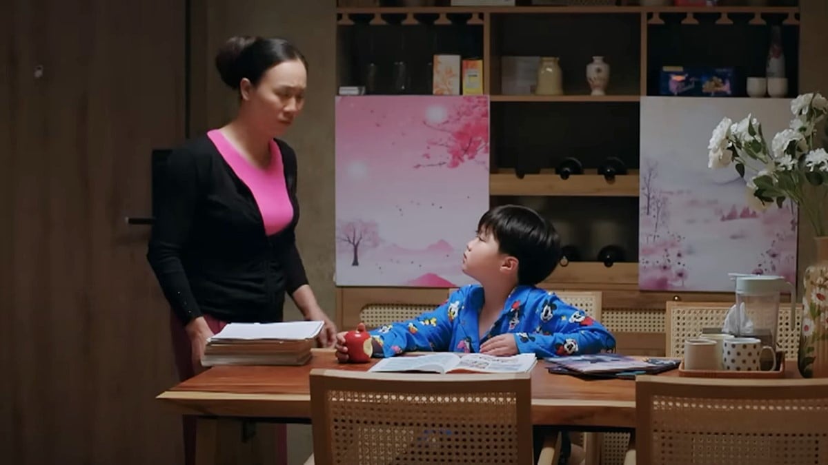 Cô còn lấy bài nháp của bé Bắp để hướng dẫn cho bé Khoai. Ảnh CMH Cô còn lấy bài nháp của bé Bắp để hướng dẫn cho bé Khoai. Ảnh CMH