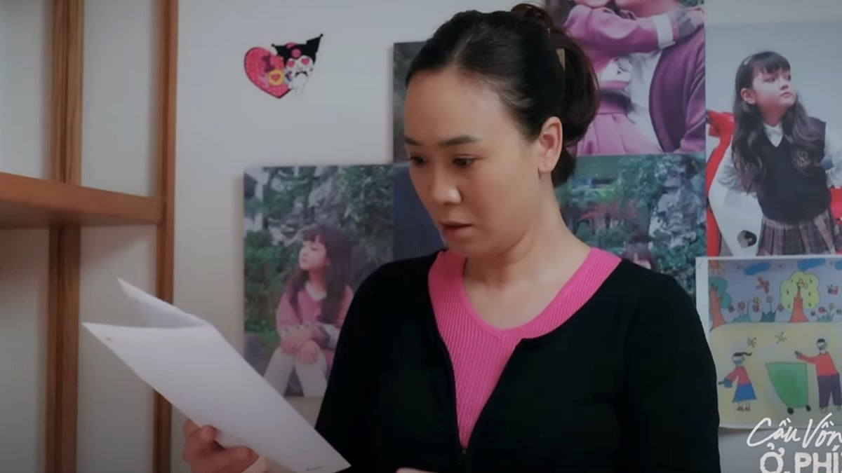 Ngà cầm bài văn nháp của bé Bắp về nhà. Ảnh CMH Ngà cầm bài văn nháp của bé Bắp về nhà. Ảnh CMH
