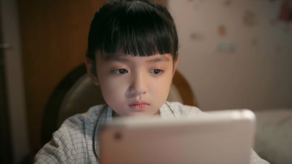 Còn bé Bắp khóc gọi mẹ vì bị bố mắng. Ảnh CMH Còn bé Bắp khóc gọi mẹ vì bị bố mắng. Ảnh CMH