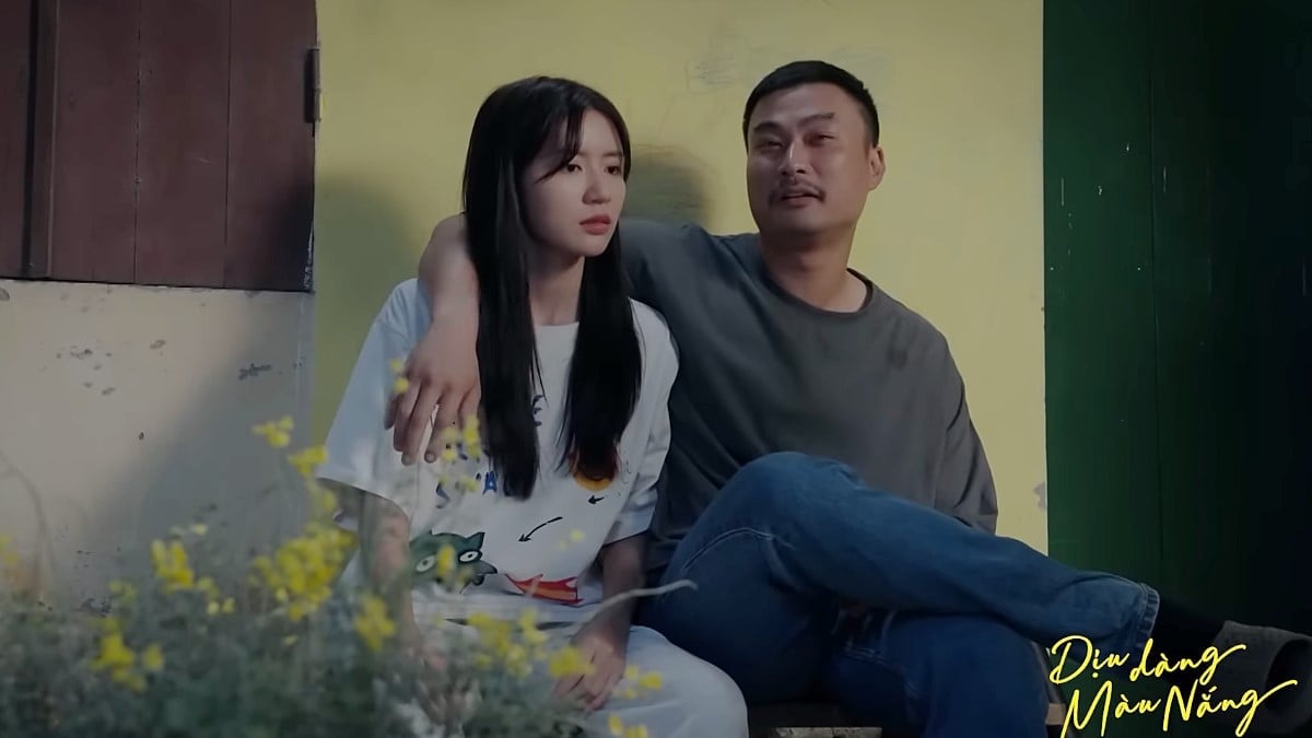 Bắc không nhìn được cười trước lời khuyên của em gái. Ảnh CMH