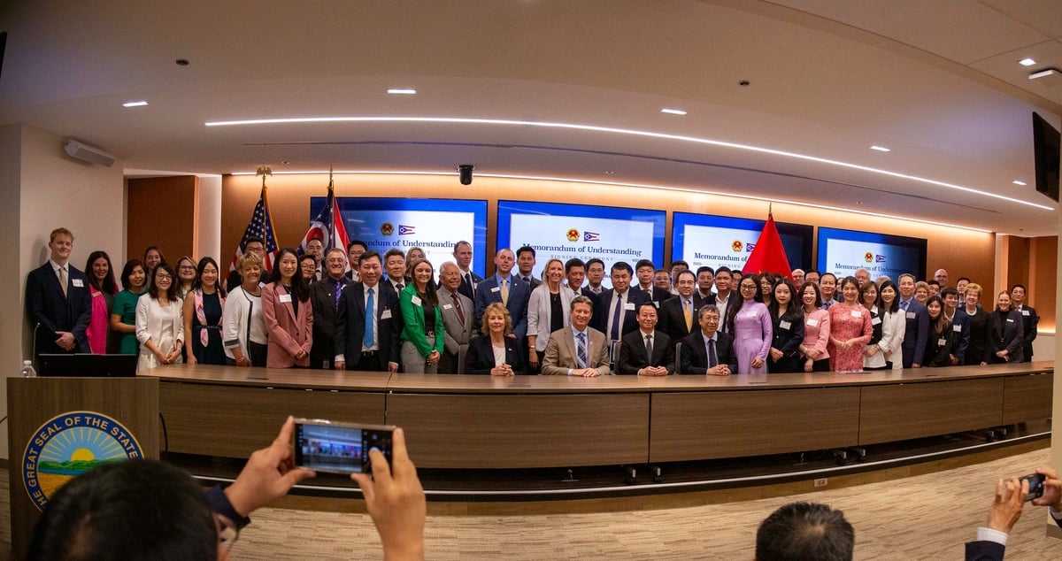 Các đại biểu, đại diện doanh nghiệp, hiệp hội hai nước chụp ảnh lưu niệm. Ảnh: Ohio Corn and Wheat.