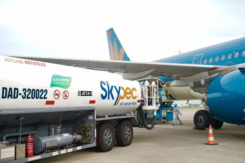 Xe bồn chứa nhiên liệu nhiên liệu hàng không bền vững (SAF) tiếp nhiên liệu cho máy bay Vietnam Airlines. Ảnh: Vietnam Airlines. Xe bồn chứa nhiên liệu nhiên liệu hàng không bền vững (SAF) tiếp nhiên liệu cho máy bay Vietnam Airlines. Ảnh: Vietnam Airlines.