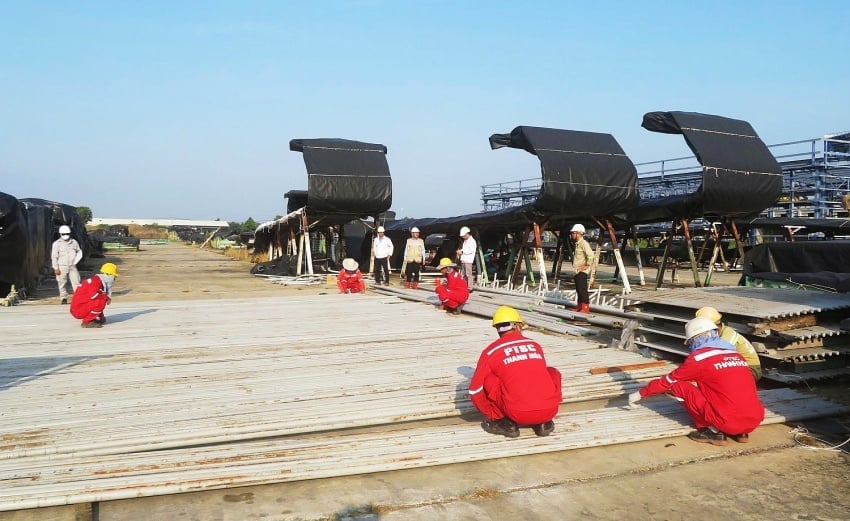 Nhà thầu thực hiện vệ sinh thông thổi ống trước khi lắp đặt. Ảnh: NM. Nhà thầu thực hiện vệ sinh thông thổi ống trước khi lắp đặt. Ảnh: NM.