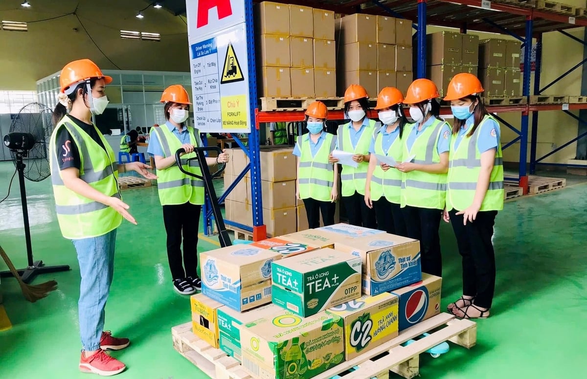Tại các KCN trên địa bàn tỉnh Đồng Nai, không khí tuyển dụng công nhân diễn ra khá sôi động, nhưng số lượng công nhân tại các khu công nghiệp vẫn chưa đủ để đáp ứng nhu cầu sản xuất. Ảnh: Minh Sáng. Tại các KCN trên địa bàn tỉnh Đồng Nai, không khí tuyển dụng công nhân diễn ra khá sôi động, nhưng số lượng công nhân tại các khu công nghiệp vẫn chưa đủ để đáp ứng nhu cầu sản xuất. Ảnh: Minh Sáng.