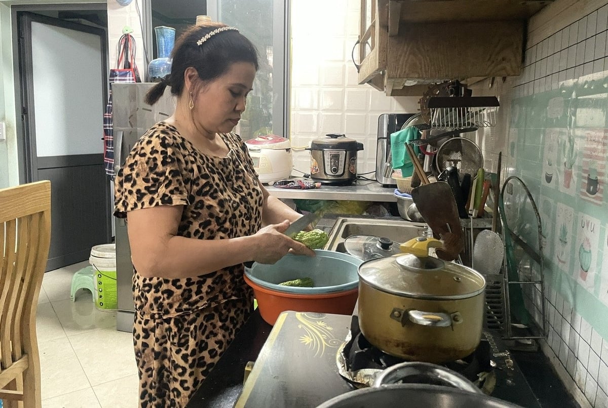 Sau khi nghỉ làm, chị Hà làm công việc tự do tại nhà và dành nhiều thời gian hơn cho gia đình. Ảnh: Minh Toàn. Sau khi nghỉ làm, chị Hà làm công việc tự do tại nhà và dành nhiều thời gian hơn cho gia đình. Ảnh: Minh Toàn.