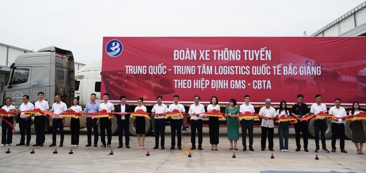 Các đại biểu cắt băng đón xe thông tuyến từ Trung Quốc đến Trung tâm Logistics Quốc tế Bắc Giang. Ảnh: Phạm Minh. Các đại biểu cắt băng đón xe thông tuyến từ Trung Quốc đến Trung tâm Logistics Quốc tế Bắc Giang. Ảnh: Phạm Minh.