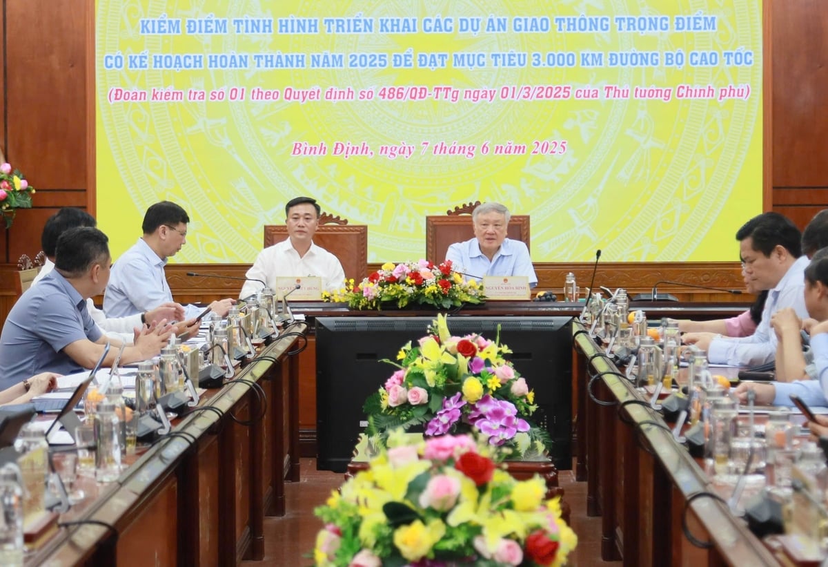 Quang cảnh buổi làm việc giữa đoàn công tác Trung ương do Phó Thủ tướng Thường trực Chính phủ Nguyễn Hòa Bình dẫn đầu với lãnh đạo các địa phương Đà Nẵng, Quảng Ngãi, Bình Định, Phú Yên. Ảnh: V.Đ.T. Quang cảnh buổi làm việc giữa đoàn công tác Trung ương do Phó Thủ tướng Thường trực Chính phủ Nguyễn Hòa Bình dẫn đầu với lãnh đạo các địa phương Đà Nẵng, Quảng Ngãi, Bình Định, Phú Yên. Ảnh: V.Đ.T.