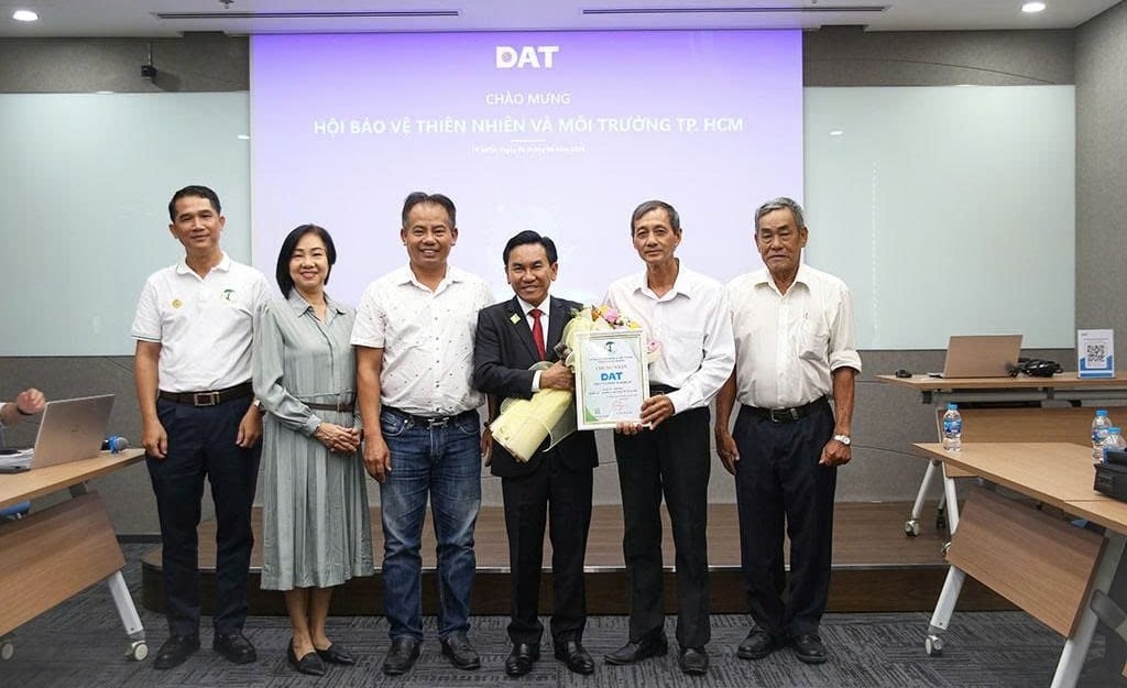 Hội Bảo vệ Thiên nhiên và Môi trường TP.HCM trao chứng nhận hội viên cho Công ty Cổ phần Tập đoàn DAT tại sự kiện kết nối giữa các doanh nghiệp tiêu biểu và thành viên mới. Ảnh: Minh Sáng. Hội Bảo vệ Thiên nhiên và Môi trường TP.HCM trao chứng nhận hội viên cho Công ty Cổ phần Tập đoàn DAT tại sự kiện kết nối giữa các doanh nghiệp tiêu biểu và thành viên mới. Ảnh: Minh Sáng.