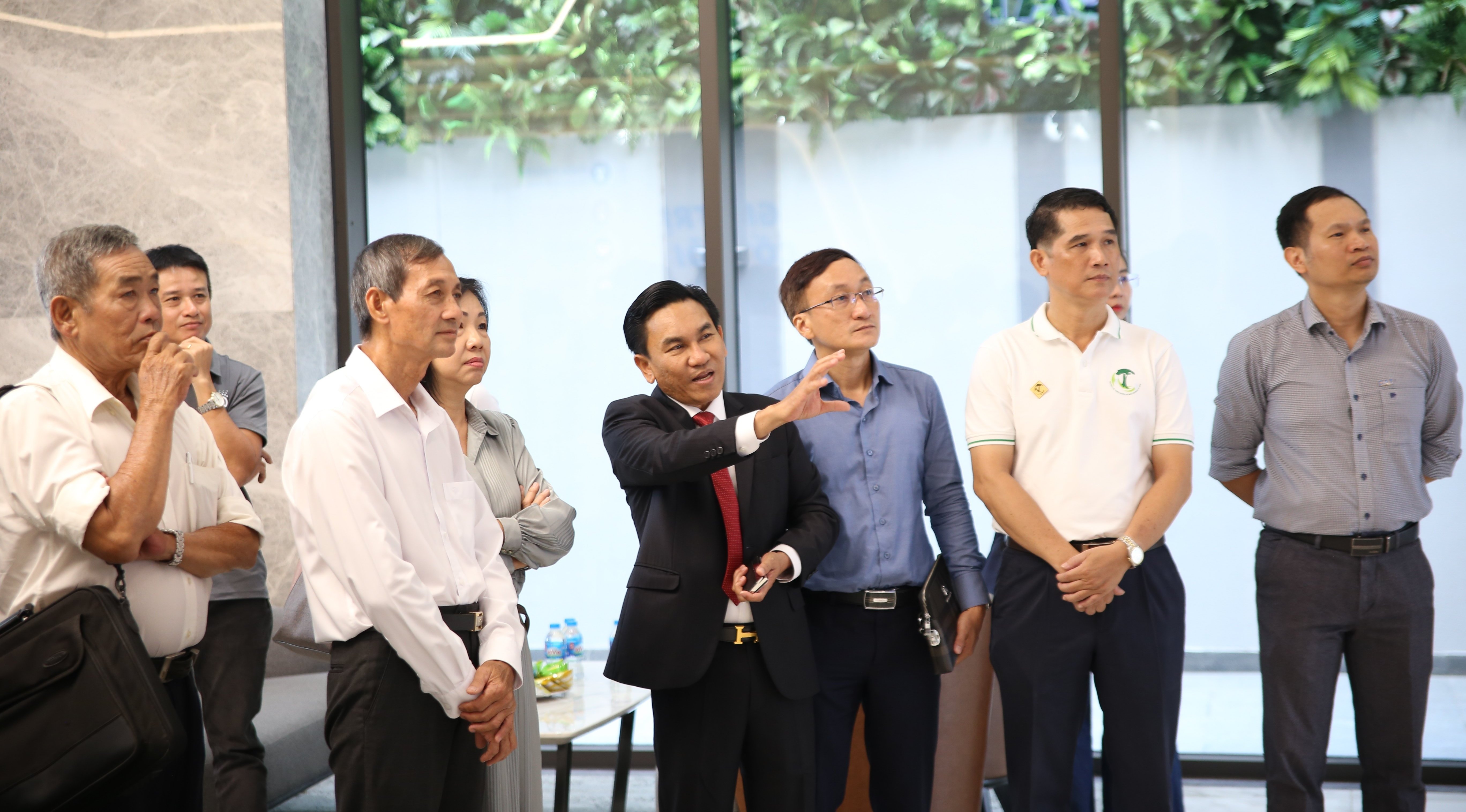 Đoàn đại biểu Hội HANE và các doanh nghiệp cùng thảo luận chung tầm nhìn về một Việt Nam phát triển bền vững, hiện đại và thân thiện với môi trường. Ảnh: Minh Sáng. Đoàn đại biểu Hội HANE và các doanh nghiệp cùng thảo luận chung tầm nhìn về một Việt Nam phát triển bền vững, hiện đại và thân thiện với môi trường. Ảnh: Minh Sáng.
