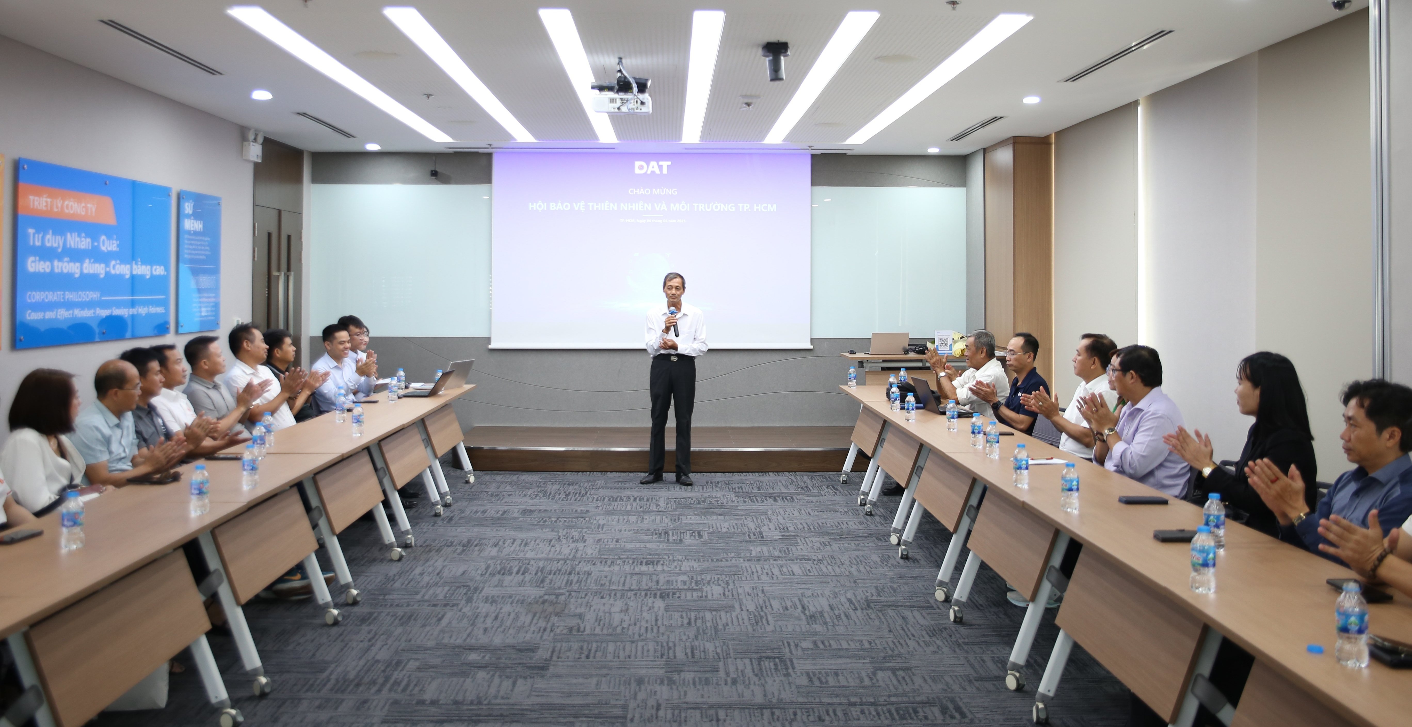 Ông Đặng Văn Khoa, Chủ tịch Hội Bảo vệ Thiên nhiên và Môi trường TP.HCM kêu gọi các doanh nghiệp cùng nhau xây dựng tương lai xanh và phát triển bền vững. Ảnh: Minh Sáng. Ông Đặng Văn Khoa, Chủ tịch Hội Bảo vệ Thiên nhiên và Môi trường TP.HCM kêu gọi các doanh nghiệp cùng nhau xây dựng tương lai xanh và phát triển bền vững. Ảnh: Minh Sáng.