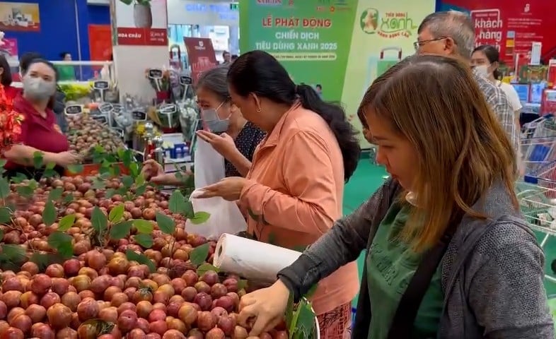 Mận hậu Sơn La thu hút nhiều người tiêu dùng tại thị trường phía Nam. Ảnh: Hà Duyên. Mận hậu Sơn La thu hút nhiều người tiêu dùng tại thị trường phía Nam. Ảnh: Hà Duyên.