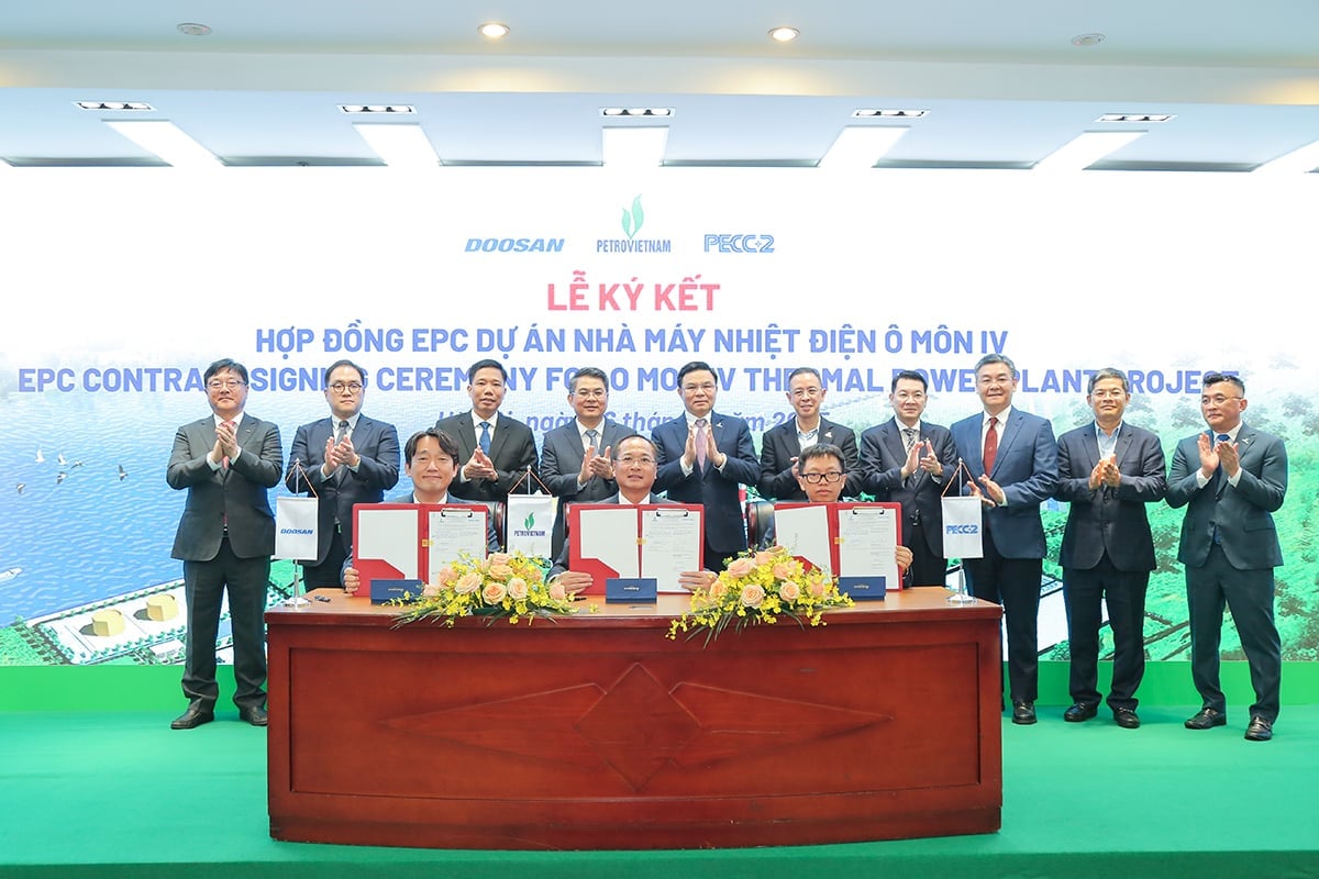 Đại diện Ban QLDA Chuyên ngành điện và Liên danh Tổng thầu Doosan và PECC2 ký kết hợp đồng EPC. Ảnh: Petrovietnam.