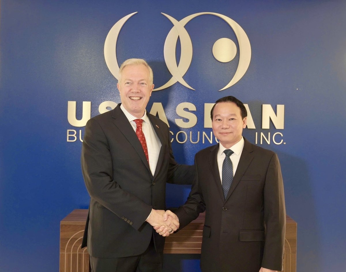 Bộ trưởng Đỗ Đức Duy chụp ảnh lưu niệm cùng Chủ tịch USABC Ted Osius. Ảnh: Đoàn công tác. Bộ trưởng Đỗ Đức Duy chụp ảnh lưu niệm cùng Chủ tịch USABC Ted Osius. Ảnh: Đoàn công tác.