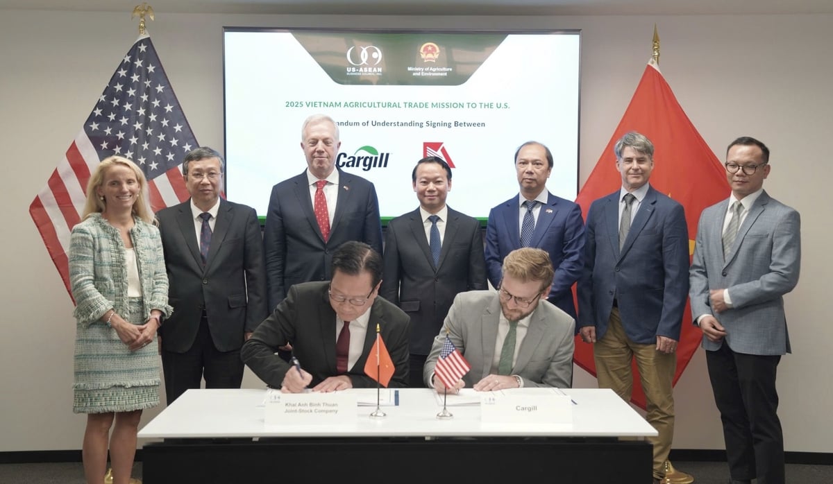 Bộ trưởng Đỗ Đức Duy và Chủ tịch USABC Ted Osius chứng kiến lễ ký MOU giữa Công ty CP Khai Anh Bình Thuận và Tập đoàn Cargill. Ảnh: Đoàn công tác. Bộ trưởng Đỗ Đức Duy và Chủ tịch USABC Ted Osius chứng kiến lễ ký MOU giữa Công ty CP Khai Anh Bình Thuận và Tập đoàn Cargill. Ảnh: Đoàn công tác.