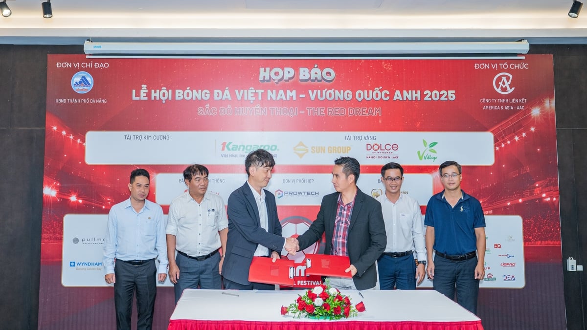 Ban tổ chức Lễ hội bóng đá Việt Nam - Vương quốc Anh 2025 ký kết hợp tác với nhà tài trợ Kangaroo tại buổi họp báo. Ảnh: Phạm Huy. Ban tổ chức Lễ hội bóng đá Việt Nam - Vương quốc Anh 2025 ký kết hợp tác với nhà tài trợ Kangaroo tại buổi họp báo. Ảnh: Phạm Huy.