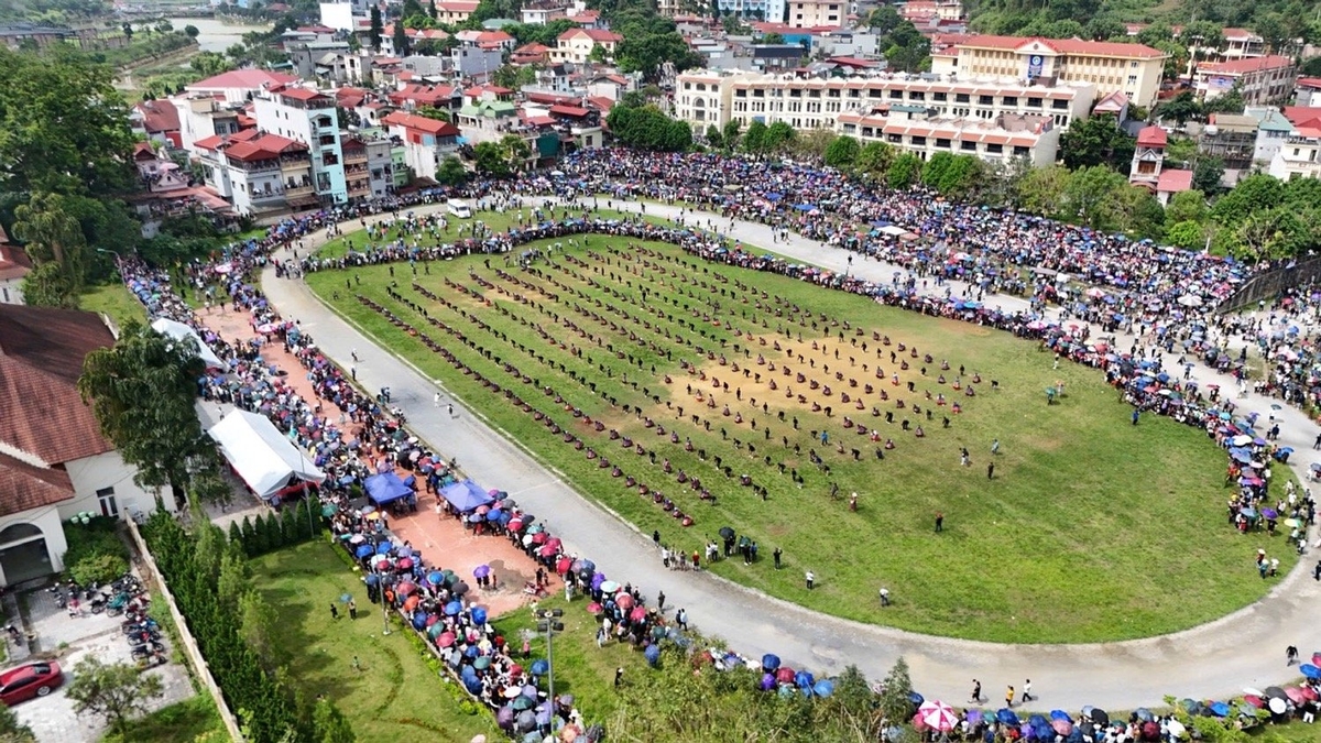 Hàng nghìn khán giả đã đến để xem các kỵ sỹ chân đất đua ngựa tại Festival Cao nguyên trắng Bắc Hà . Ảnh: Thiên Hải. Hàng nghìn khán giả đã đến để xem các kỵ sỹ chân đất đua ngựa tại Festival Cao nguyên trắng Bắc Hà . Ảnh: Thiên Hải.